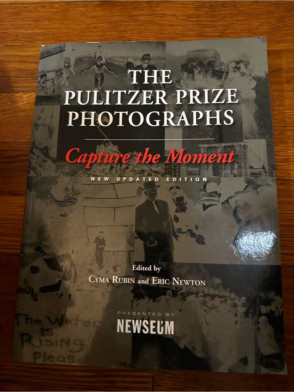 The Pulitzer Prize Photographs: Capture the Moment - Black & Gray Edition